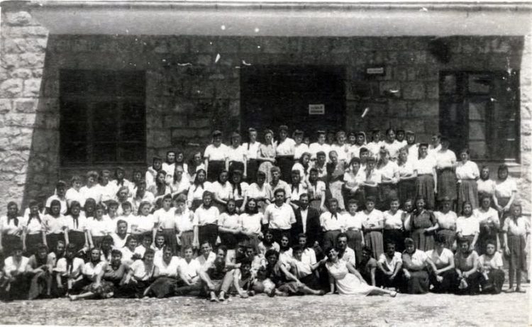 Fotografija radnika duhanske stanice u Širokom Brijegu iz 1950-ih