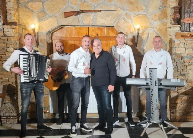 Sinovi Hercegovine i Jozo Vučić na Badnjak predstavili pjesmu ‘Prijatelja dva’