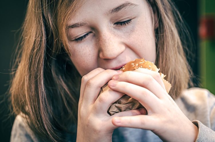 Znate li koliko minuta života izgubite kada pojedete cheeseburger, hot dog ili popijete sok?