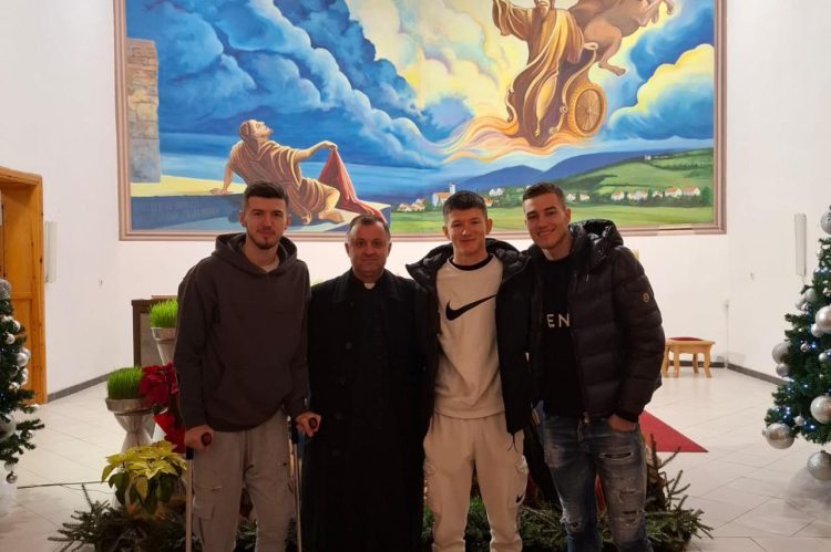 Braća Petar i Ivan i rođak Luka Sučić proslavili Božić u rodnoj Kandiji kod Bugojna