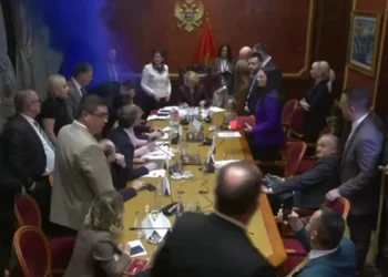 Bačena dimna bomba u crnogorskom parlamentu