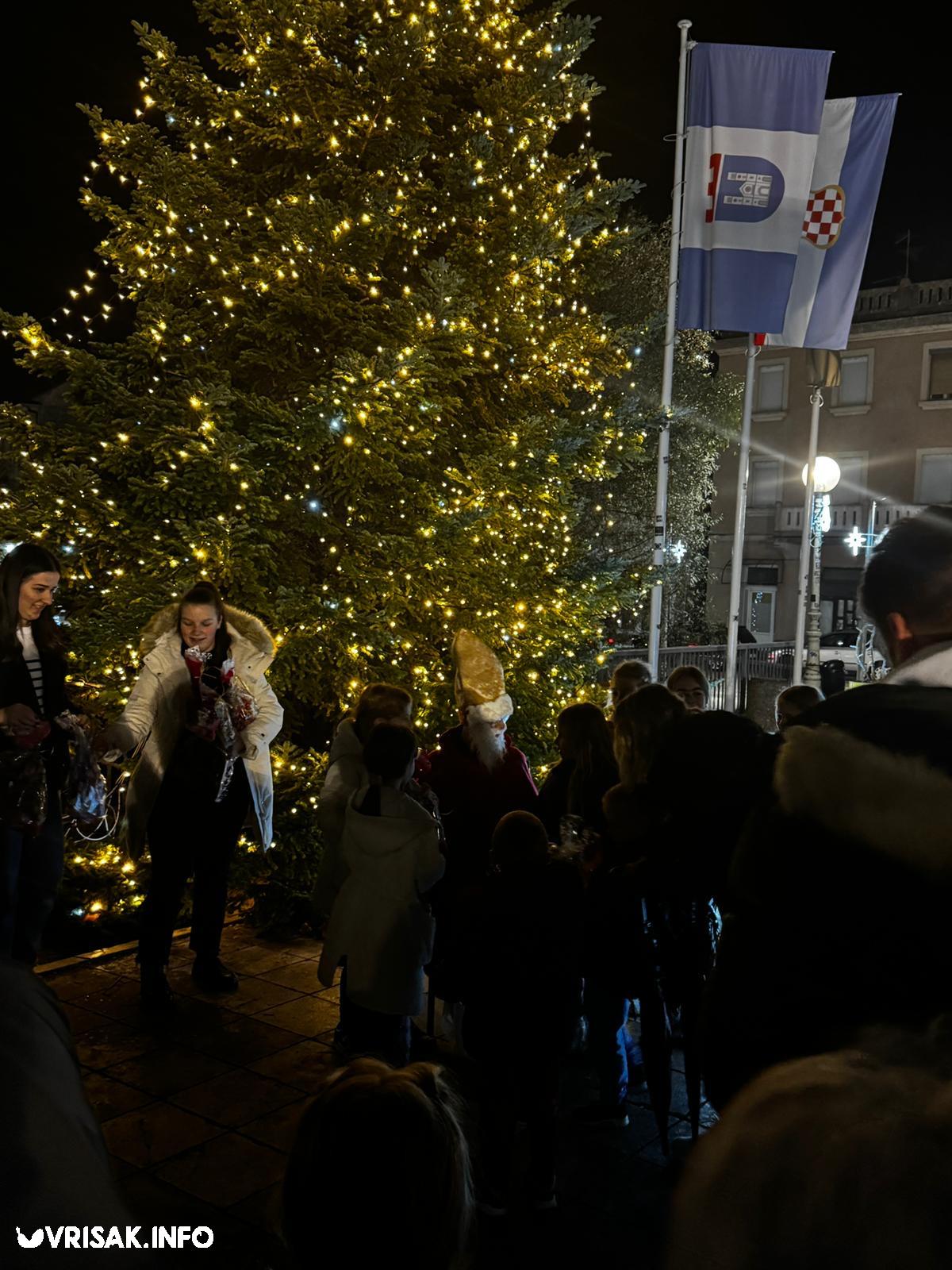 Sveti Nikola i ove godine darivao djecu u Širokom Brijegu, postavljene i jaslice