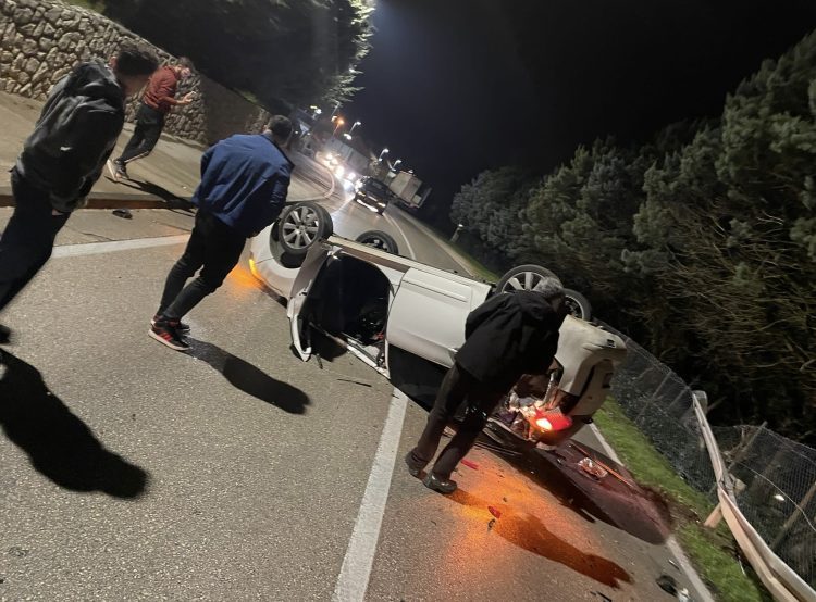 Široki Brijeg: Auto završio na krovu u Dobriču