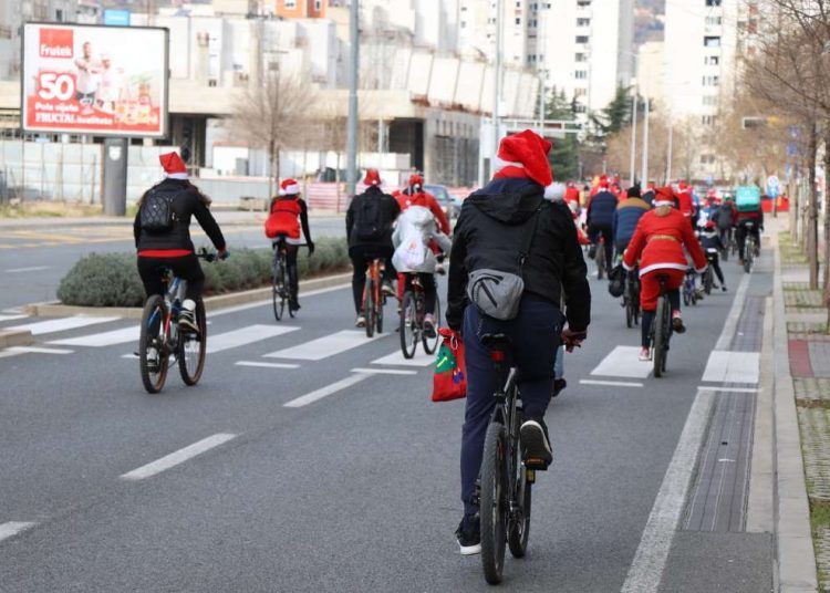 Djeda Mrazovi na biciklima defilirali kroz Mostar