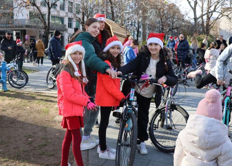 Djeda Mrazovi na biciklima defilirali kroz Mostar