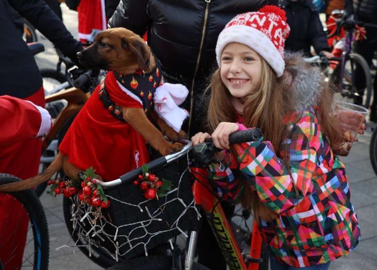 Djeda Mrazovi na biciklima defilirali kroz Mostar
