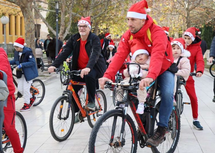 Djeda Mrazovi na biciklima defilirali kroz Mostar