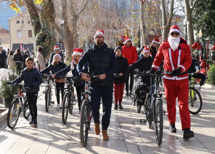 Djeda Mrazovi na biciklima defilirali kroz Mostar