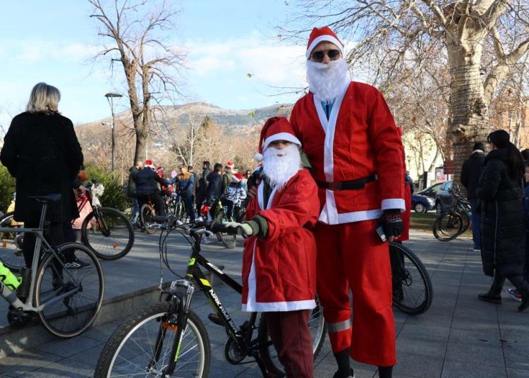 Djeda Mrazovi na biciklima defilirali kroz Mostar