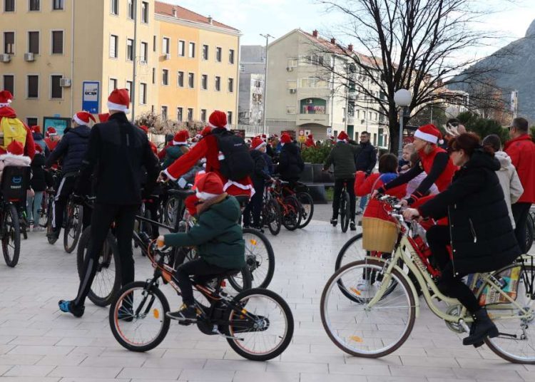 Djeda Mrazovi na biciklima defilirali kroz Mostar