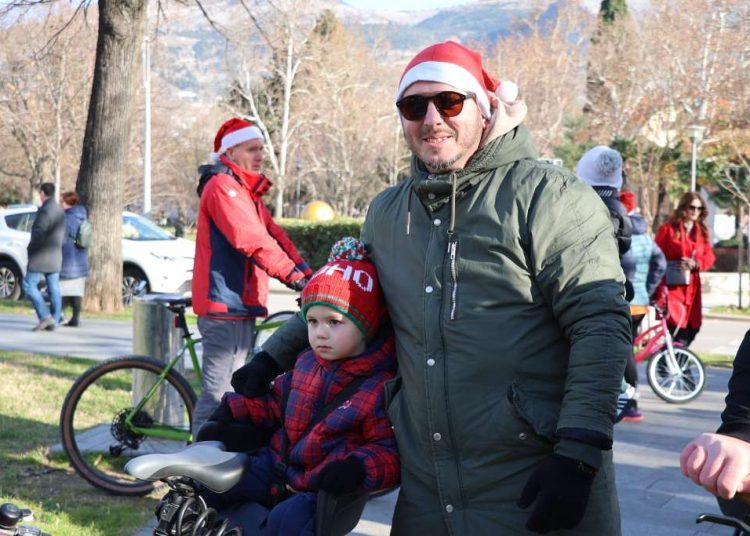 Djeda Mrazovi na biciklima defilirali kroz Mostar