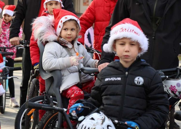 Djeda Mrazovi na biciklima defilirali kroz Mostar