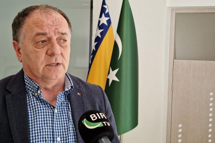 Skandalozna izjava predsjednika Udruge žrtava genocida: Treba uzeti kredit od MMF-a i pomoći Hrvatima da se isele iz BiH