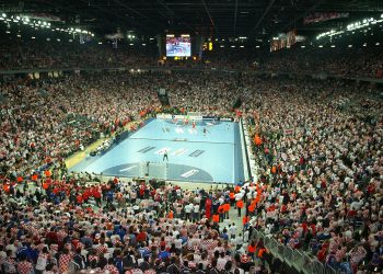 (VIDEO) Ovako se 2009. vatreno navijalo za Balića i ekipu! Vjerujemo da će i večeras biti užarena atmosfera!