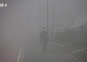 Sivilo, vrane, smanjena vidljivost, ljudi s maskama, puste ulice. Ovo je Sarajevo