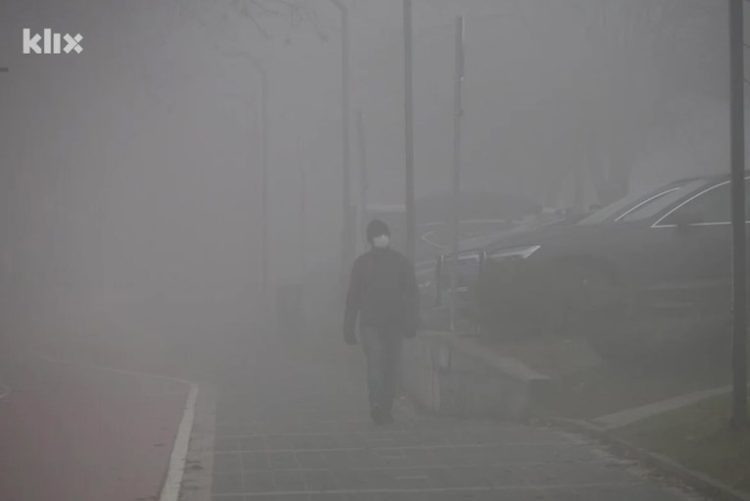 Sivilo, vrane, smanjena vidljivost, ljudi s maskama, puste ulice. Ovo je Sarajevo