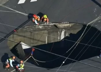 (VIDEO) U Japanu se otvorila golema rupa i progutala kamion. Ne uspijevaju izvući vozača