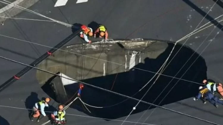 (VIDEO) U Japanu se otvorila golema rupa i progutala kamion. Ne uspijevaju izvući vozača