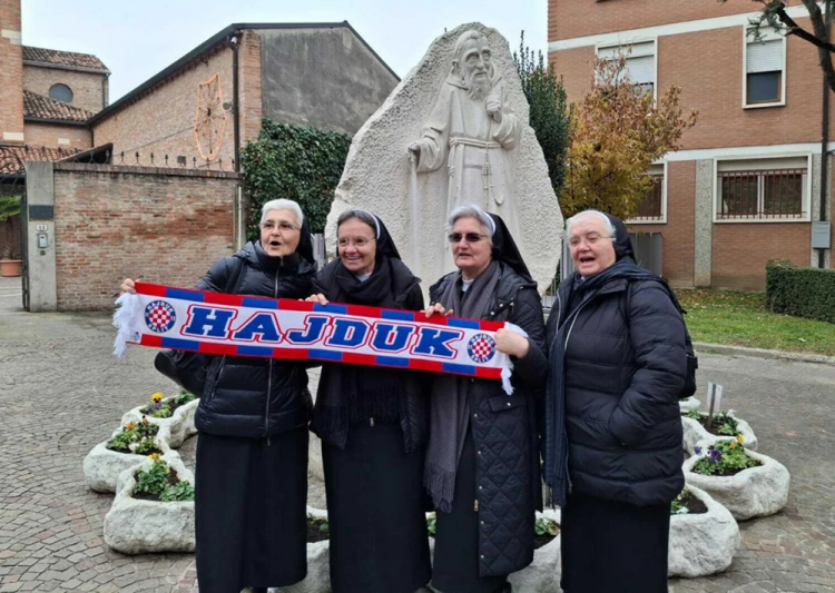 Časne sa šalom Hajduka došle pred kip sv. Leopolda Mandića