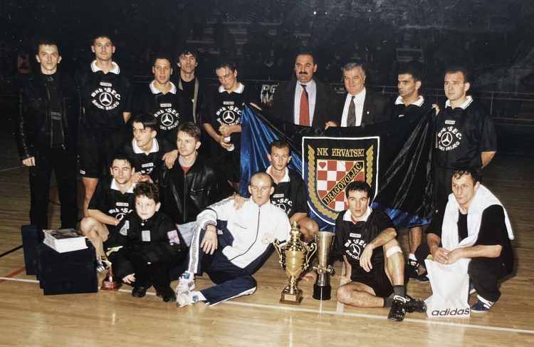 Fotografija iz 1995. godine kada je MNK SEC Široki Brijeg osvojio Kutiju Šibica