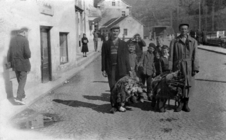 Fotografija iz središta Širokog Brijega stara oko 70 godina: Lovci iz Crnča