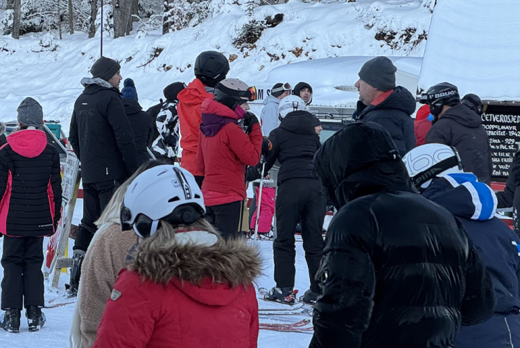 Veliki broj posjetitelja na Blidinju uživao u snježnim radostima