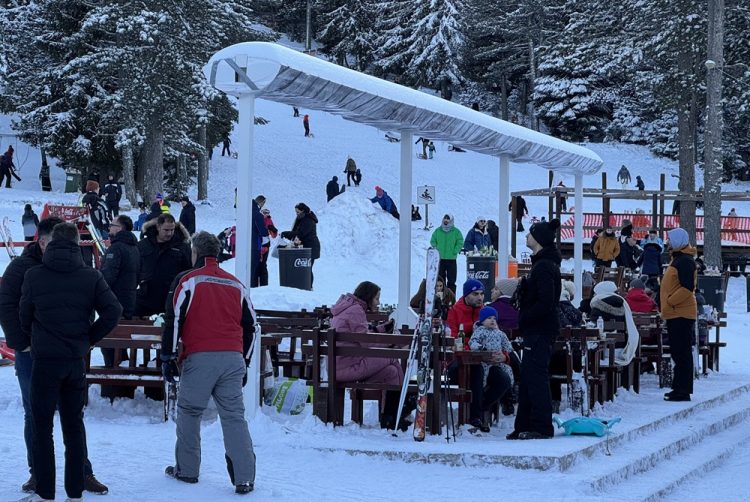 Veliki broj posjetitelja na Blidinju uživao u snježnim radostima