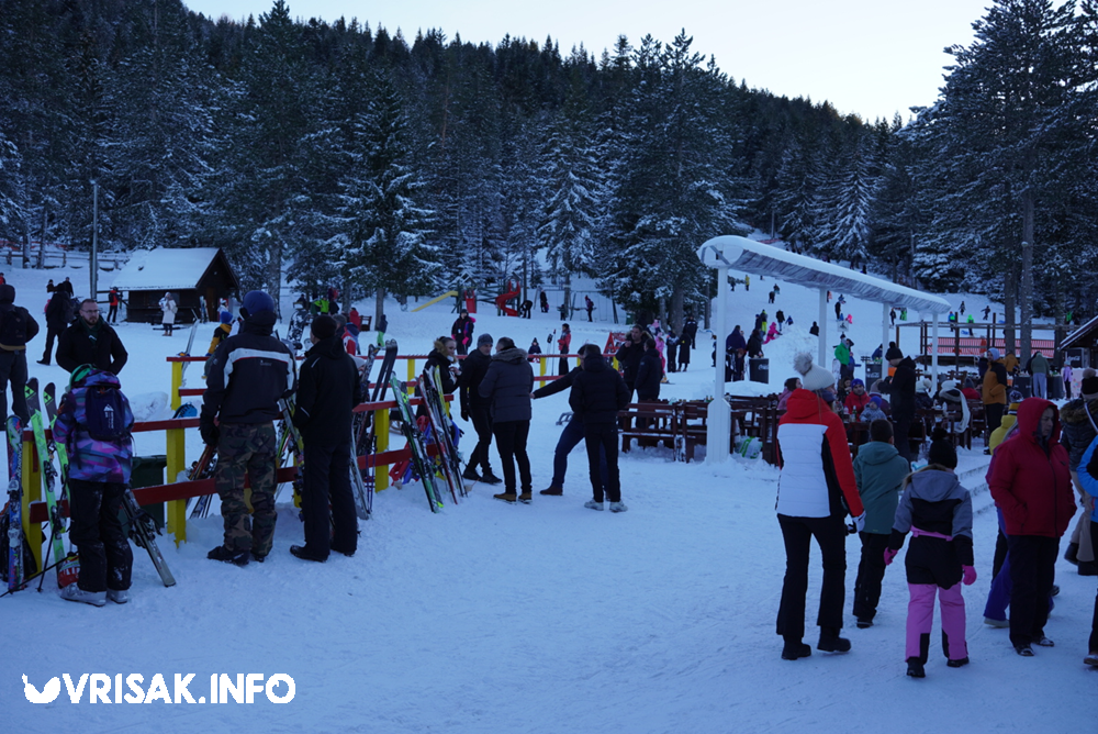 Veliki broj posjetitelja na Blidinju uživao u snježnim radostima