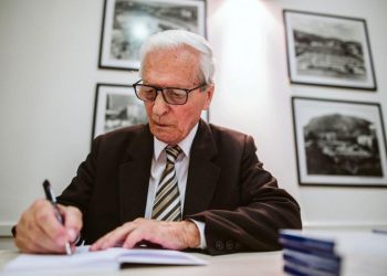U 91. godini života preminuo istaknuti ljubuški pjesnik Veselko Koroman