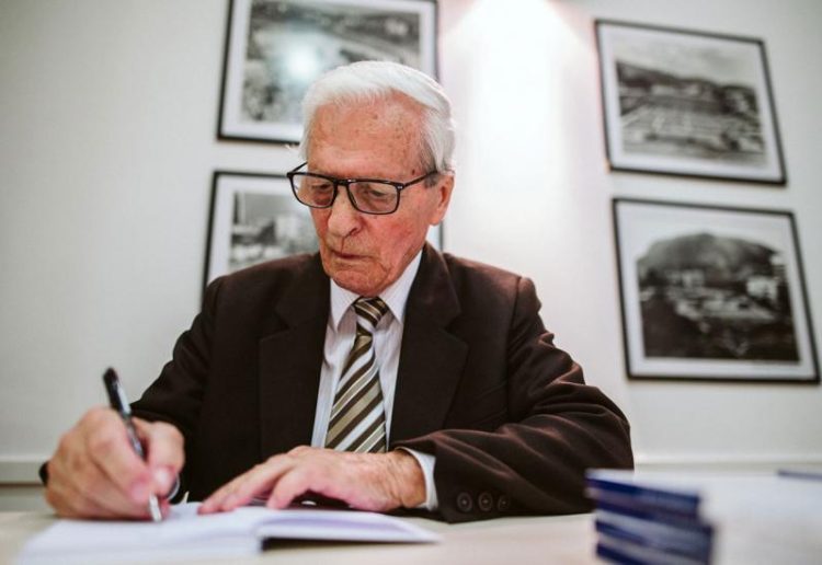 U 91. godini života preminuo istaknuti ljubuški pjesnik Veselko Koroman