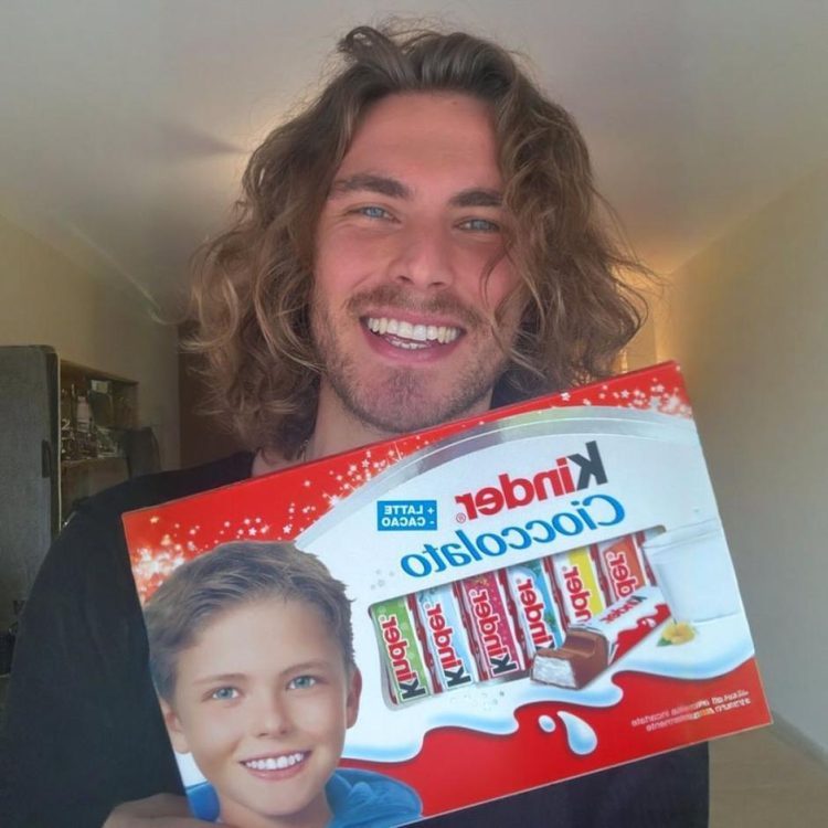 Sjećate li se dječaka s popularne čokolade? Pogledajte kako danas izgleda!