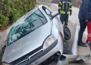 Teža prometna nesreća u Pologu: Vozilo sletilo s ceste