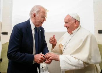 Biden odlikovao papu Franju posebnom medaljom