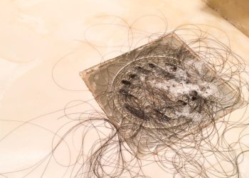 Ispadanje kose pod tušem: Je li razlog za paniku?