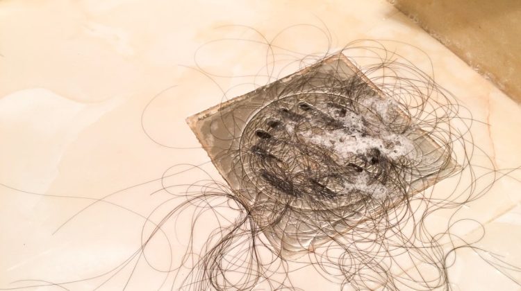 Ispadanje kose pod tušem: Je li razlog za paniku?