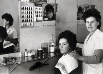 Iz povijesti Širokog Brijega: Na fotografiji iz 1964. je frizerka Mira, a frizira Janju Mandić