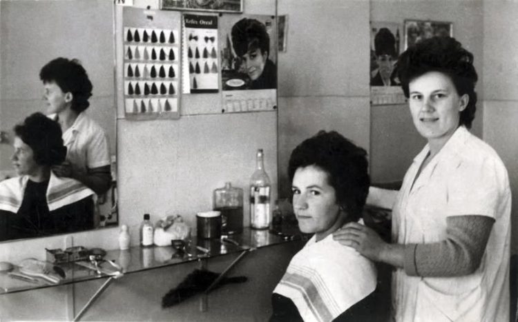 Iz povijesti Širokog Brijega: Na fotografiji iz 1964. je frizerka Mira, a frizira Janju Mandić