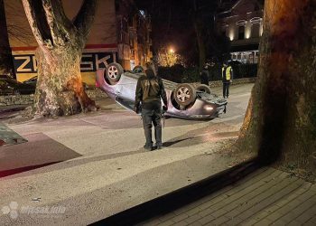 Mostar: Vozilo na krovu usred grada
