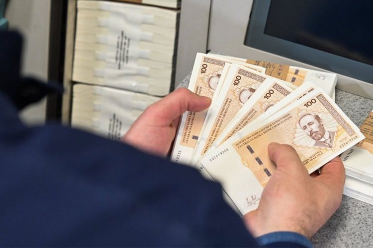 Plaća od 1.000 KM izazvala broje reakcije poslodavaca, sindikata, radnika i ekonomista