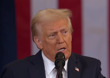 Prisegnuo Donald Trump: Tako mi Bog pomogao, zlatno doba Amerike počinje upravo sada