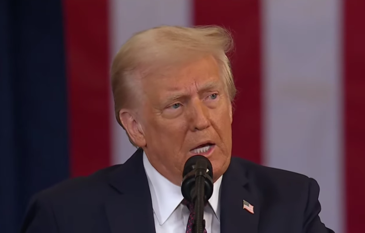 Prisegnuo Donald Trump: Tako mi Bog pomogao, zlatno doba Amerike počinje upravo sada