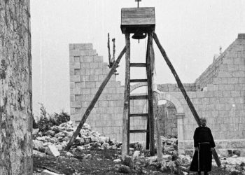 Široki Brijeg: Fotografija starog zvona na drvenim gredama u Rasnu iz 1943. godine