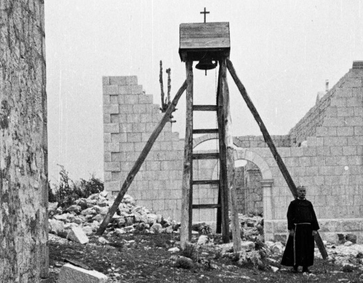 Široki Brijeg: Fotografija starog zvona na drvenim gredama u Rasnu iz 1943. godine