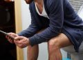Skrolate po mobitelu dok ste na WC-u? Doktor ima ozbiljno upozorenje za vas!