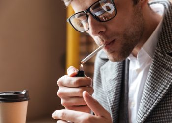 Unatoč zabrani, u kafićima u FBiH puši se kao i prije