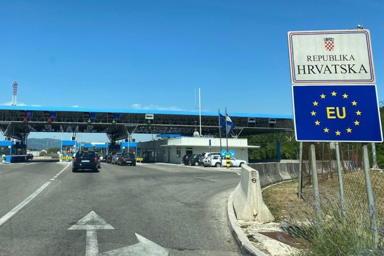 Uzimanje otisaka prstiju i fotografiranje na granicama pri ulasku u EU krajem 2025.