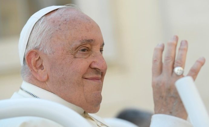 Vatikan objavio: Papa Franjo pao u rezidenciji