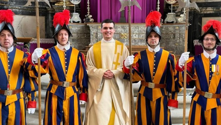 Životna priča Ivana Šarića iz Duvna: Od papina švicarskog gardista do Kristova svećenika