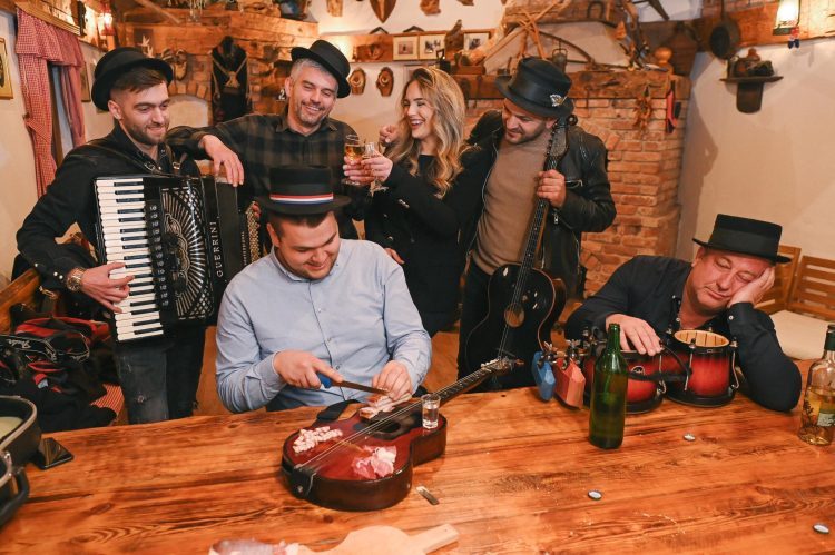 Širokobriješki “Dukati” nastupaju na festivalu “Šokačke pisme”