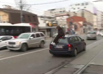 Uznemirujuća snimka, vozač se autom zaletio u grupu studenata!